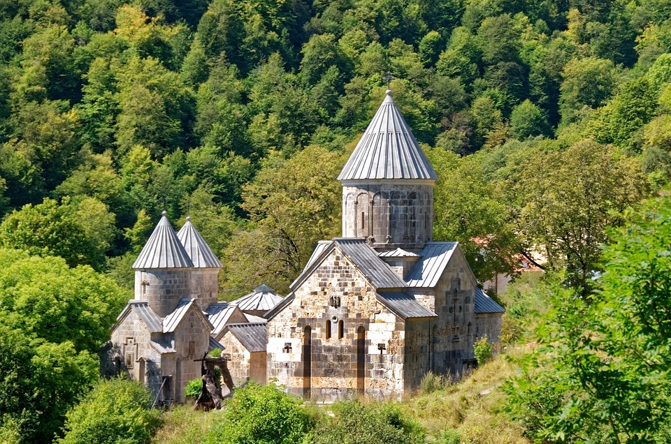 Armenia: Un viaje entre monasterios milenarios, paisajes épicos y tradición viva.